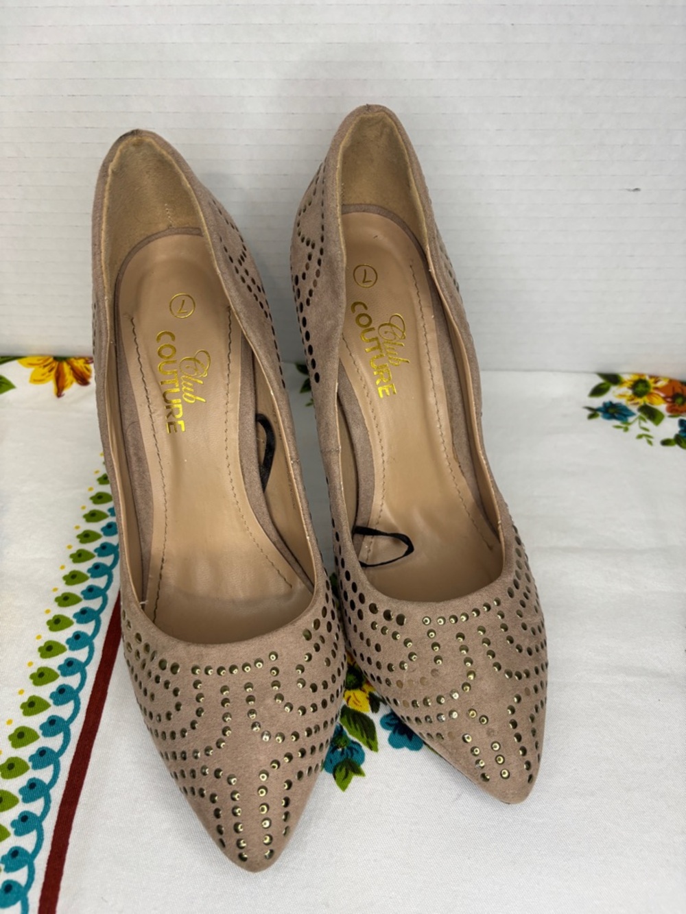 Club Couture sz 7 Taupe Pointed-Toe Studded Pumps Party Heels Neutral Festival